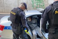 Policejní honička v Praze skončila výstřelem: Muž policistům začal ujíždět, nakonec havaroval a chtěl utéct