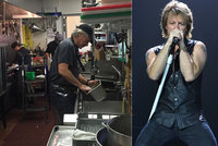 Nouze v době karantény: Rocker Jon Bon Jovi pracuje v restauraci! Co tam dělá?