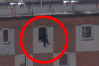 Muž seděl v okně ve 12. patře a chystal se skočit: Zachránila ho nečekaná nabídka sousedky