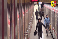 VIDEO: Policie hledá čtyři mladíky kvůli „dobrodružství“ v metru: Posprejovali vagon, škody jdou do tisíců
