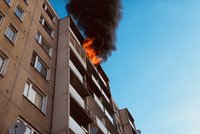 Několik zraněných po požáru v paneláku v Šumperku: Byt prý byl zavalený hořlavým materiálem