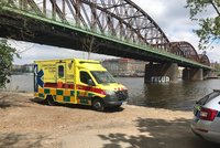 Opilá žena skočila v Praze z mostu do Vltavy: Z vody ji vytáhl přítel, podchlazená skončila v nemocnici