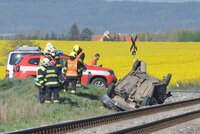 Otřesná tragédie: Při srážce vlaku s autem u Nýřan zemřely dvě děti (†5 a †17) a mladá žena