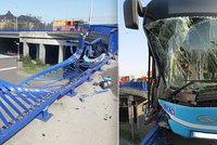 Autobus prorazil zábradlí a zůstal viset na Frýdlantských mostech: Šok a tisíce střepů!