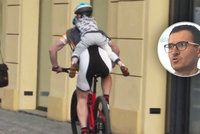 Šílená jízda cyklisty: Syna (4) vezl Prahou „na klíšťáka“! Odborník: Nepochopitelné, měl by používat zdravý rozum