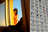Mrazivé záběry: Pustila se hromosvodu a udělala krok do prázdna! Policisté zachránili sebevražedkyni