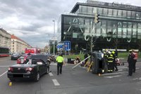 Na Evropské skončilo auto na střeše: Zaklíněného člověka vyprošťovali hasiči jedenáct minut