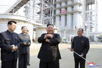 Kim Čong-un je naživu! Korejci ukázali fotky z otevření továrny