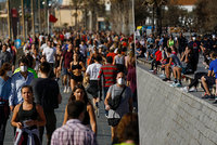 Davy v ulicích i přes 25 000 obětí. Po konci zákazu mají španělští důchodci vlastní čas procházek