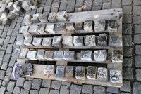 Stovky dlažebních kostek z rozřezaných židovských náhrobků odkryla rekonstrukce „Václaváku“. Jsou na nich i texty