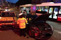Smrt za volantem v Praze! Řidič (†62) zkolaboval a narazil do auta, oživovali ho půl hodiny