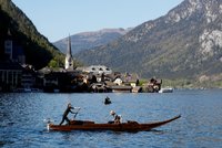 Malebná rakouská vesnička měla turistů nad hlavu. Teď touží po jejich návratu