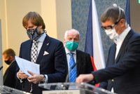 Koronavirus ONLINE: Vojtěch zvažuje návrat roušek už v létě. Kvůli „nedobré“ situaci v ČR