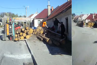 Šokující video: Kamion se dřevem na Třebíčsku zavalil chodce! „Rozdrtilo jim to nohy,“ popsal  svědek