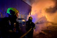 VIDEO: Boj s obřím požárem! V Praze hořelo 50 tun plastu poblíž cisterny s naftou. Dva hasiči se zranili