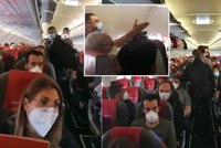 Smrtelné nebezpečí na palubě letadla? Cestování v době koronaviru rozzuřilo pasažéry doběla!