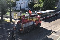Velké komplikace na Výtoni: Kamion strhl trolej a ujel, tramvaje jezdí jinudy