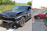 Hned dvě nehody amerických sporťáků na českých silnicích: Jeden naboural bilboard, druhý dvě auta