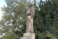 Husovu sochu ve Vinoři vyspraví původním pískovcem. Po ní mají přijít na řadu další
