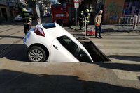Kuriózní nehoda v Praze! Řidička skončila ve výkopu, autem se v díře zapíchla