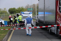 Kousek za Prahou zemřel řidič kamionu (†46): Příčinou úmrtí by mohl být koronavirus