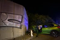 Ošklivá nehoda ve Stodůlkách: Osobák sjel ze silnice a naboural do betonové zdi
