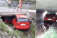 Muž ve Svitavách skončil pod mostem. Zahučel tam i s autem!