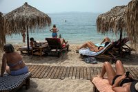 Řecko otevřelo hotely pro turisty, povinné jsou rozestupy a dezinfekce. Pláže se plní