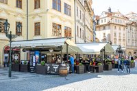 Úlevy pro podnikatele: Těm nejzasaženějším Praha odpustí či sníží nájem, schválili radní