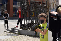 Děti pobíhaly v ulicích Ústí nad Labem se zbraněmi: Šlo o kontroverzní reklamu!