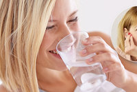 7 mýtů a pravd o pitném režimu: Je potřeba se víc bát vody z vodovodu, nebo z PET lahví?