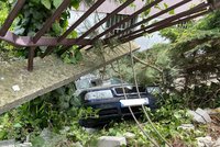 VIDEO: Kuriózní zásah na Smíchově: Auto sjelo ze silnice k domu, prolétlo plotem a zahučelo mezi stromy!