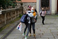Koronavirus zavírá školy: V karanténě jsou kantoři základky na Kolínsku i gymnázia v Kladně