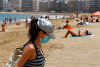 „Záležitost zdravého rozumu.“ Španělsko se pře o roušky na plážích. Nasadíme je u moře?