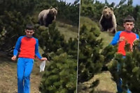 Za zády se mu zjevil obrovský medvěd: Děsivé výjevy natočil na video šokovaný strýc