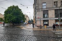 Prasklé potrubí na Vinohradech: Po „Míráku“ se valila voda, úřad Prahy 2 je zavřený