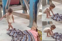Šílené video šokovalo svět: Batole se snaží marně probudit svoji mrtvou maminku