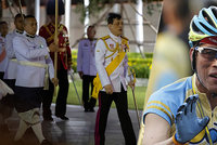Thajský král s konkubínou a bodyguardkami opustil „palác rozkoše“. A vyjel si na kole