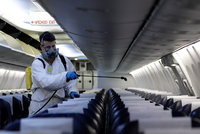 Koronavirus promění cesty letadlem: UV lampy i speciální potahy. Oříškem je klimatizace