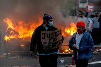 Zákaz vycházení nepomohl: Při protestech proti smrti zatýkaného černocha hořely obchody i auta
