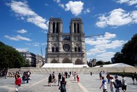 Okolí vyhořelé Notre-Dame po roce otevřelo. Paříž musela čistit okolí od toxického prachu