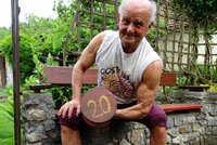 V koronakrizi naštípal tři kubíky dřeva: Nestor českých kulturistů Josef Krupa (85) je nezmar