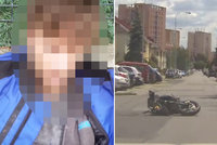 Profrčel kolem policistů na motorce: Po havárii utíkal a snažil se zmizet v zahrádkách