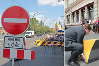 Magistrát nechal odstranit kontroverzní betonové bloky: Na Smetanovo nábřeží se vrátí auta, ale jen v noci