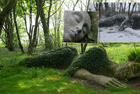 Okouzlující fotky spící ženy berou dech! Podívejte se, jak se socha mění v ročních obdobích