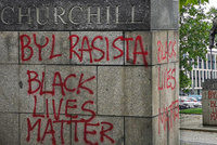 „Churchill byl rasista.“ Vandal počmáral jeho sochu v Praze 3, stejně jako demonstranti v Londýně