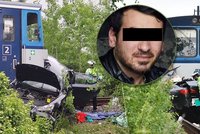Vlak u Dobrovíze sešrotoval auto Uberu: Ve vraku zemřel voják z Afghánistánu!