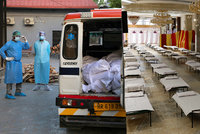 Těla na chodbách, místo nemocnice vagony. Indie nezvládá nápor pacientů s koronavirem