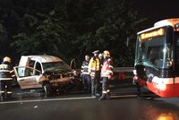 Vážná nehoda v Braníku: Autobus MHD se srazil s autem, řidiče museli vyprostit
