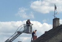 Drama v pražských Strašnicích: Muž běhá po střeše domu a odmítá slézt, ulice Janderova je uzavřená